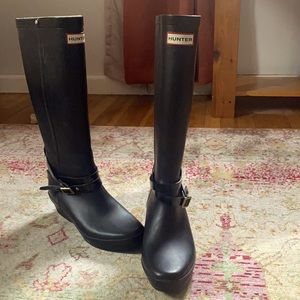 Tall Hunter wedge rain boots. Size 8.